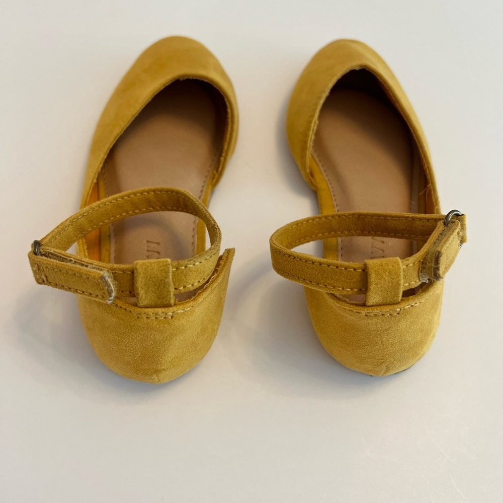 Old Navy Faux Suede Pointy Toe Ballet Flats Mustard Yellow w/Ankle Strap Kids 9T - Picture 2 of 6